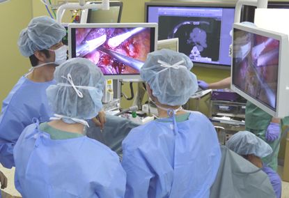 ロボット手術センターでは、診療科や職種の垣根を越えて、治療に取り組んでいます。
