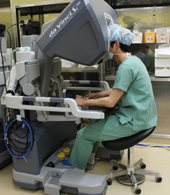 ロボット手術センターでは、診療科や職種の垣根を越えて、治療に取り組んでいます。